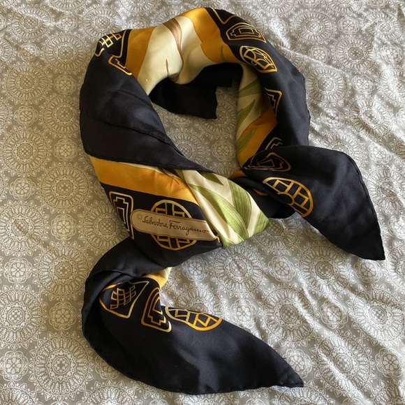 GORGEOUS Salvatore Ferragamo silk blend square scarf - Picture 5 of 6